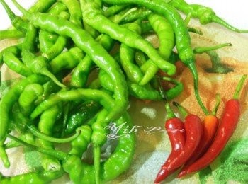 step1: 紅.綠辣椒洗淨拔去蒂頭.切丁