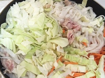 step4: 起鍋加入少許沙拉油，將切小塊的豬肉放入煎熟，之後加入高麗菜、紅蘿蔔、蒟蒻小寬麵及<span class="group_2">調味料</span>一起拌炒均勻即可起鍋。