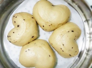 step4: 開一個小縫,開大火水滾後，轉中大火蒸12分鐘後關火（如果現在開蓋.饅頭就皺皮嘍!），悶5-10分鐘，就完成了