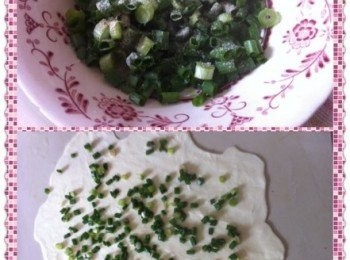 step4: 將餡料攪拌待用。
將搓成圓滑的麵團，用雙手輕輕的壓扁，慢慢拉長直到薄片，即可灑上攪拌好的餡料，輕輕的捲起。