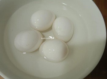 step2: 全蛋冰箱取出.先泡到約50-60度溫水中(較好打發)