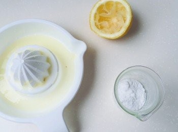 step7: 糖粉20g少量多次加入檸檬汁，調製成糖衣，淋灑在烤好的司康上面即可。