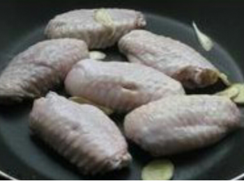 step3: 鑊內落小小油燒，放入<a href="https://bit.ly/3zHU5V3" target="_blank" data-keyword="雞翼" class="guide-link"><strong>雞翼</strong></a> <span style="display:inline-block;vertical-align:middle;margin-top:-3px;color:initial;border-radius:3px;padding:2px 3px;font-size:12px;line-height:14px;background:#87d300;color:#fff;">即買</span> 