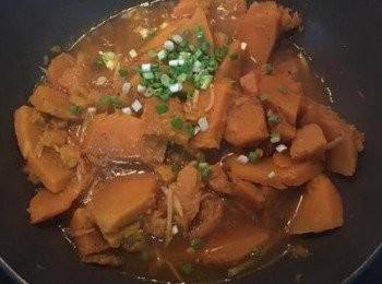 step6: 試味道後調整<span class="group_2">調味料</span>，加入1茶匙醬油輕拌後加入蔥花拌勻即可起鍋。