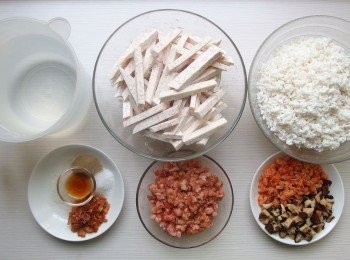 step1: 準備所有材料。芋頭去皮刨成絲，蝦米浸泡10分鐘瀝乾備用。乾香菇浸泡20分鐘(香菇水留下可當高湯使用)擠去水份切成丁。