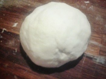 step3: 搓麵糰至表面平滑，約8分鐘，然後放入大碗內，塗一點油，用保鮮紙封口，作第一次發酵，讓麵糰靜置30分鐘 （麵糰會漲大一倍）