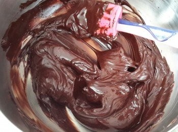 step5: 逐少倒入巧克力漿拌勻