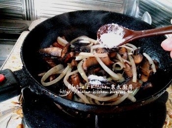 step8: 洋蔥條及烤菇放入鑊中炒至有香味及洋蔥微軟 , 加入少許鹽及黑胡椒碎調味