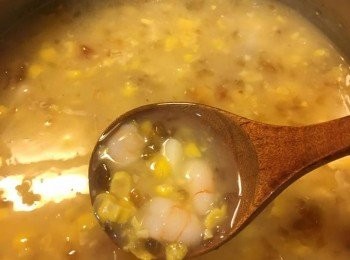 step5: 跟住放入蝦肉粒、帶子粒煮約2分鐘，加少許鹽、胡椒粉調味