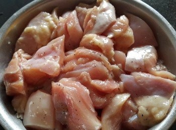 step2: <a href="https://bit.ly/2ZxapeY" target="_blank" data-keyword="雞扒" class="guide-link"><strong>雞扒</strong></a> <span style="display:inline-block;vertical-align:middle;margin-top:-3px;color:initial;border-radius:3px;padding:2px 3px;font-size:12px;line-height:14px;background:#87d300;color:#fff;">即買</span> 去皮切件