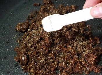 step7: 再加入少許鹽,約半茶匙炒至乾身,然後灘凍