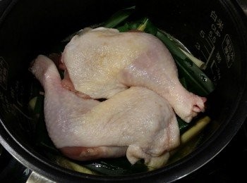 step7: 最後將雞放在米的上面，蓋上飯煲蓋
(按正常的煮飯時間)