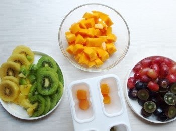 step2: 將水果切丁成所需的大小。