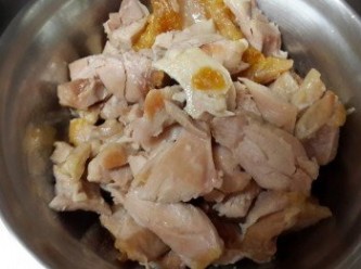 step1: 先將雞腿肉煎熟切塊備用
