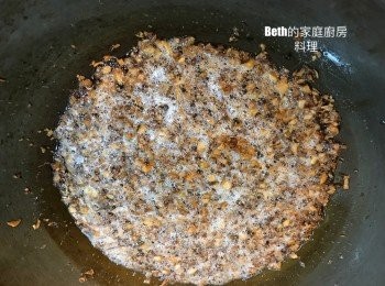 step7: 加入蒜末再炒4-5分鐘，小心火候不要讓蒜末燒焦