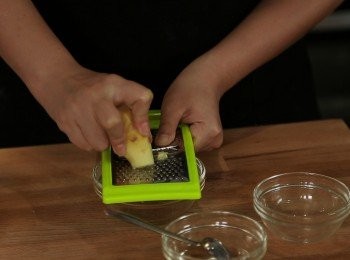 step1: 先刨去薑皮洗淨, 用磨薑蓉器具(用細孔)刨成薑泥