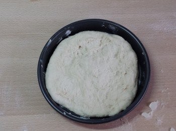 step5: 用手壓扁麵糰及慢慢拉大，再放在掃油的批模上，放入200度預熱光波爐，焗5分鐘。