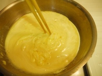 step8: ☞熱鍋後，用塊子沾些蛋液在鍋裡劃線，蛋液馬上起泡熟透即確認油溫夠。蛋液倒入鍋中。攪拌劃圓。