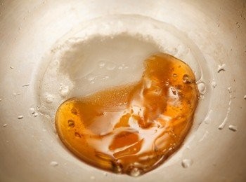 step1: 首先將水、麥芽糖、砂糖、油與鹽巴全部倒入鍋中並開火煮滾。