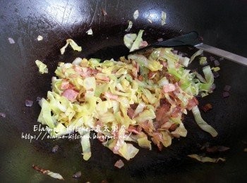 step5: 燒紅鑊 , 爆香洋蔥及煙肉後加入椰菜拌勻 , 加少許水拌勻蓋上蓋煮至椰菜軟身