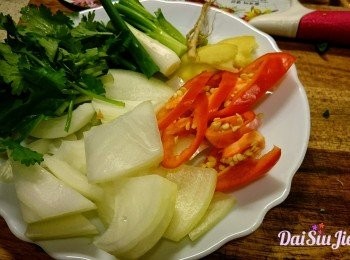 step2: 把洋蔥切塊，紅椒斜斜切片，蔥及芫茜切段備用。