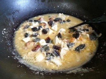 step6: 加入鹹蛋白拌勻煮3分鐘至滾起