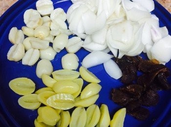 step1: 桂圓去殼去核，鮮白果、鮮蓮子切半去芯（如有）。鮮百合逐片洗淨並用小刀或廚房剪將鮮百合啡色的部分剪走。