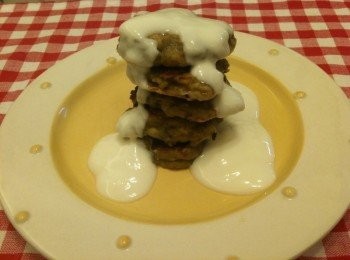 step8: 將「香蕉牛奶煎餅」淋上無糖優格，好吃的「融雪香蕉牛奶煎餅」就完成囉。