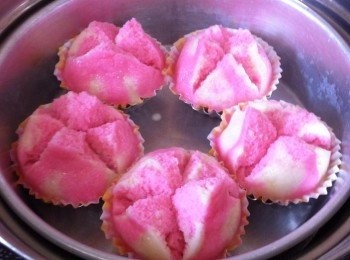 step5: 取出熄火鍋加入適量的水分煮滾，把裝有麵糊的紙杯，送進蒸爐。