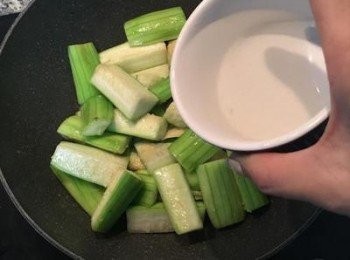 step5: 接著放入適量的鹽炒勻後，加入少許的蝦米水，