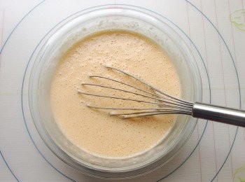 step4: 把準備好的麵粉、發泡 粉、食用油跟牛奶到進去 攪拌混合。