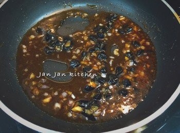 step6: 滾後收小火慢慢將汁煮稠，加入蜜糖及黑蒜快手拌勻，將汁淋於帶子上即可。其他食譜，請看我的個人facebook專頁： https://www.facebook.com/pages/Jan-Jan-Kitchen/1013038405396937