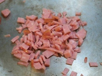 step9: 火腿切粒.乾鍋煸香