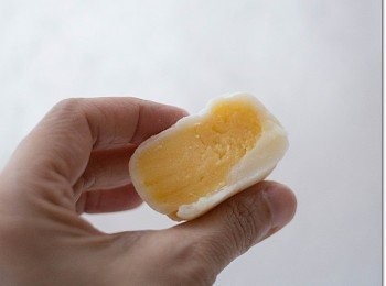 step6: 在工作枱放一張保鮮紙，加上蒸熟放涼之麵糰擀平、包入奶皇餡用保鮮紙將其包起至圓型
 模上加上少許「手粉」 ，放入麵糰壓兩壓、倒出便完成