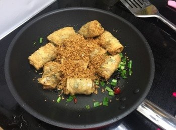 step11: 下炸蒜、腐皮卷，最後七味粉及半小匙鹽炒勻即可