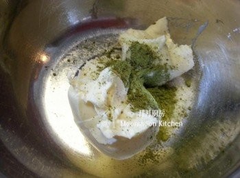 step15: 芝士加入綠茶粉打滑，加入蛋漿拌勻。