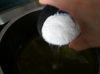 step2: 先將蒟蒻粉慢慢加入甘蔗汁中拌勻至沒有粉粒(蒟蒻粉於烘焙店有售)