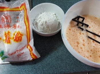 step5: 將三隻鴨蛋打散,慢慢加入40g蕃薯粉開溶