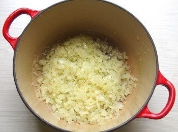 step3: 準備一個湯鍋,加入一匙油熱鍋後將洋蔥末炒至透明狀(甜味釋出)