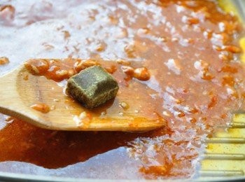 step6: 另外將麻婆醬調理包倒入鍋中滾煮，並放入一小塊【穀盛綠咖哩】攪拌讓其溶化至醬汁中