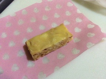 step6: 冷却后，用刀切成小块，然后用糖果纸包裹