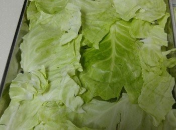 step4: 蒸盘或小蒸籠放上椰菜葉，以防粘底。