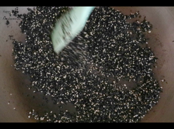 step3: 白鑊倒入黑芝麻和白芝麻，以小火炒香，見白芝麻轉淺啡色而且有芝麻香即可。