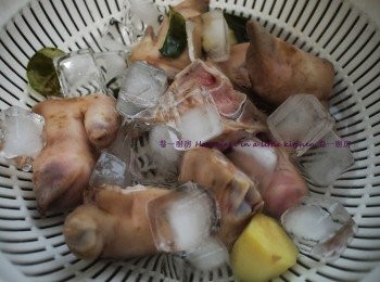 step2: 燒熱水滾熄火, 放入薑片及豬手仔氽水, 隔水取出放入冰水過冷河. 
豬手仔瀝水後, 用叉子拮小洞