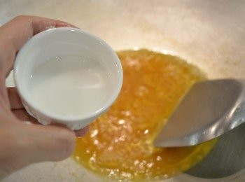 step6: 取另一鍋加入所有醬汁煮滾後，倒入生粉水用大火煮至濃稠。