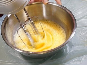 step1: 用電動打蛋器打至蛋液成淡黃色, 加入糖打至微微企身