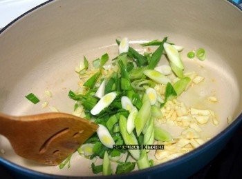 step1: 1.冷鍋冷油，入蒜頭，接著蒜頭已經開始變色，就加入蒜苗進去一起拌炒。