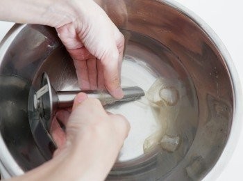 step7: 預備羊腸衣, 用溫水浸約5分鐘,把羊腸衣和灌腸咀放進水裡, 然後把羊腸衣慢慢套在灌腸咀上. 再把羊腸衣的尾部打結.