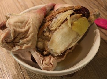 step9: 把煲好的肚包雞撈起放涼一會，剪開肚皮取出雞和所有藥材放回湯中，再將豬肚切適當的條狀，也放回湯中。