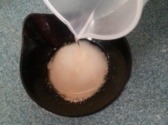 step4: 酵母先用少許糖及水拌勻浸約10分鐘待酵母起泡待用